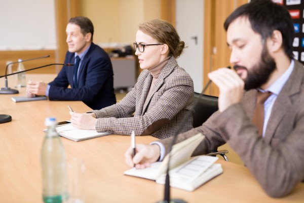 Imagen de tres personas llevando a cabo una conferencia de manera efectiva gracias a la interpretación consecutiva.