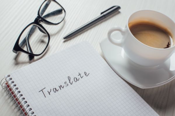 Técnicas de traducción e interpretación simultánea; imagen de un cuaderno como herramienta para la traducción de diversos documentos o conversaciones.