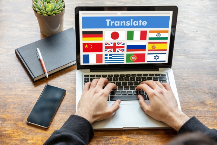 Traducción de documentos oficiales; imagen de una computadora mostrando en la pantalla una serie de opciones para traducciones.