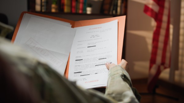 Imagen de una persona sosteniendo un folder con la traducción de documentos oficiales que le otorgaron en una agencia.